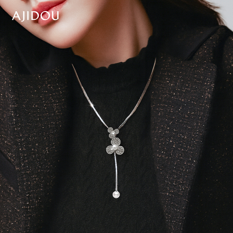 阿吉豆AJIDOU项链女款三叶草简约长颈链轻奢小众设计感气质毛衣链