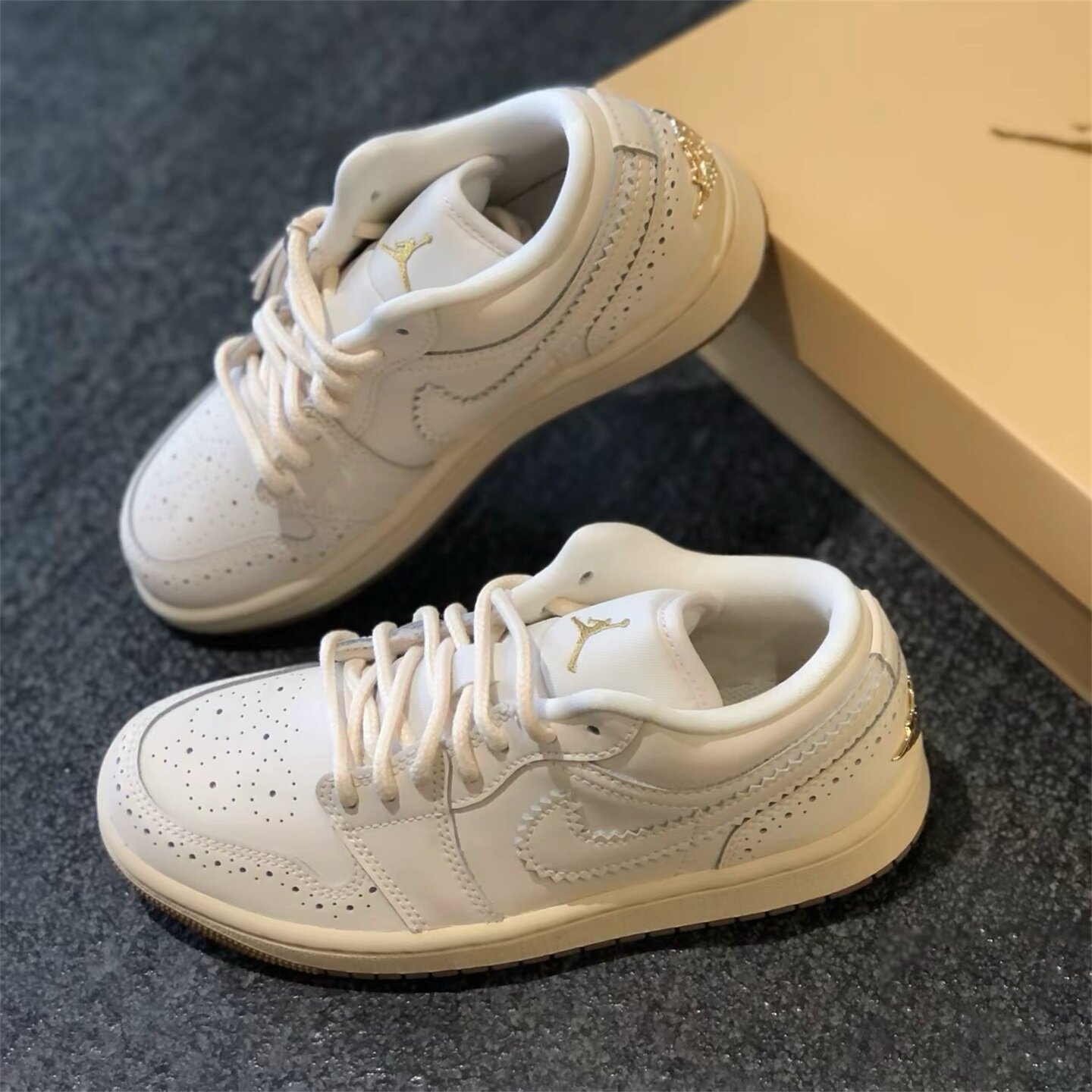 Nike耐克女款鞋子2026秋季新款AIR JORDAN低帮休闲板鞋IO0759-100