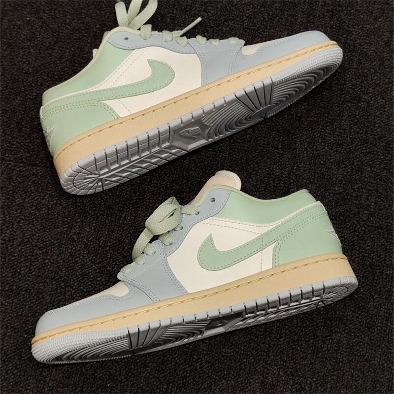 Nike耐克女鞋子2026春季新款AJ JORDAN 1低帮休闲板鞋DC0774-108