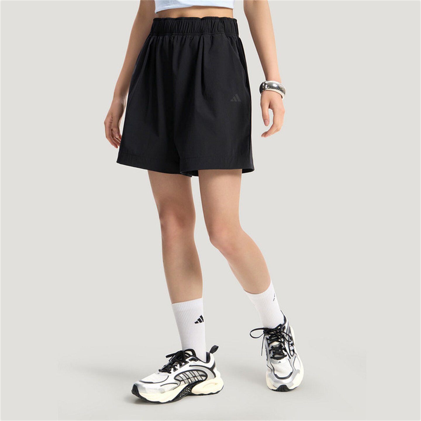 Adidas阿迪达斯女款裤子2026夏季新款舒适宽松运动休闲短裤KS5321 - 实物图