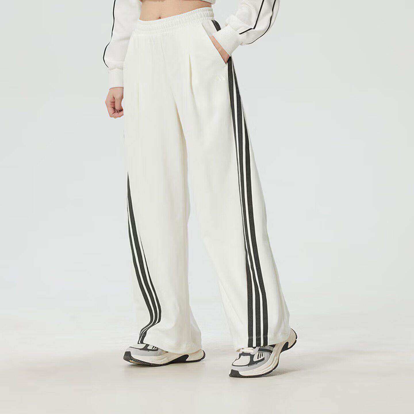 Adidas阿迪达斯女款裤子2026夏季新款舒适宽松经典三杠长裤KR7593 - 实物图
