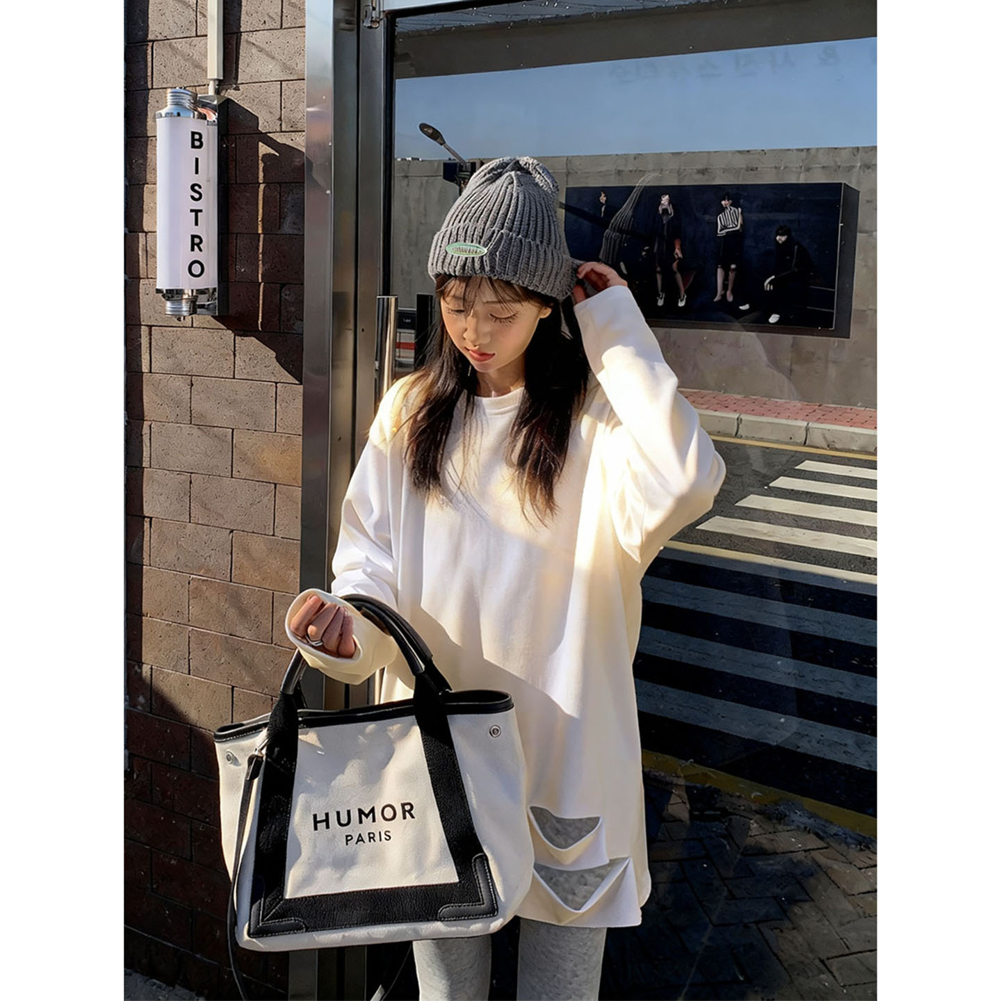 破洞白色内搭配鲨鱼裤的上衣