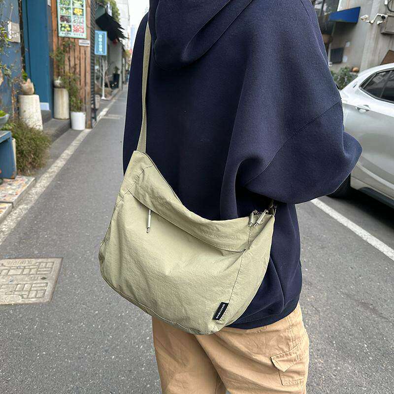 简约日系纯色尼龙帆布包包女2025新款休闲斜挎包大容量单肩通勤包