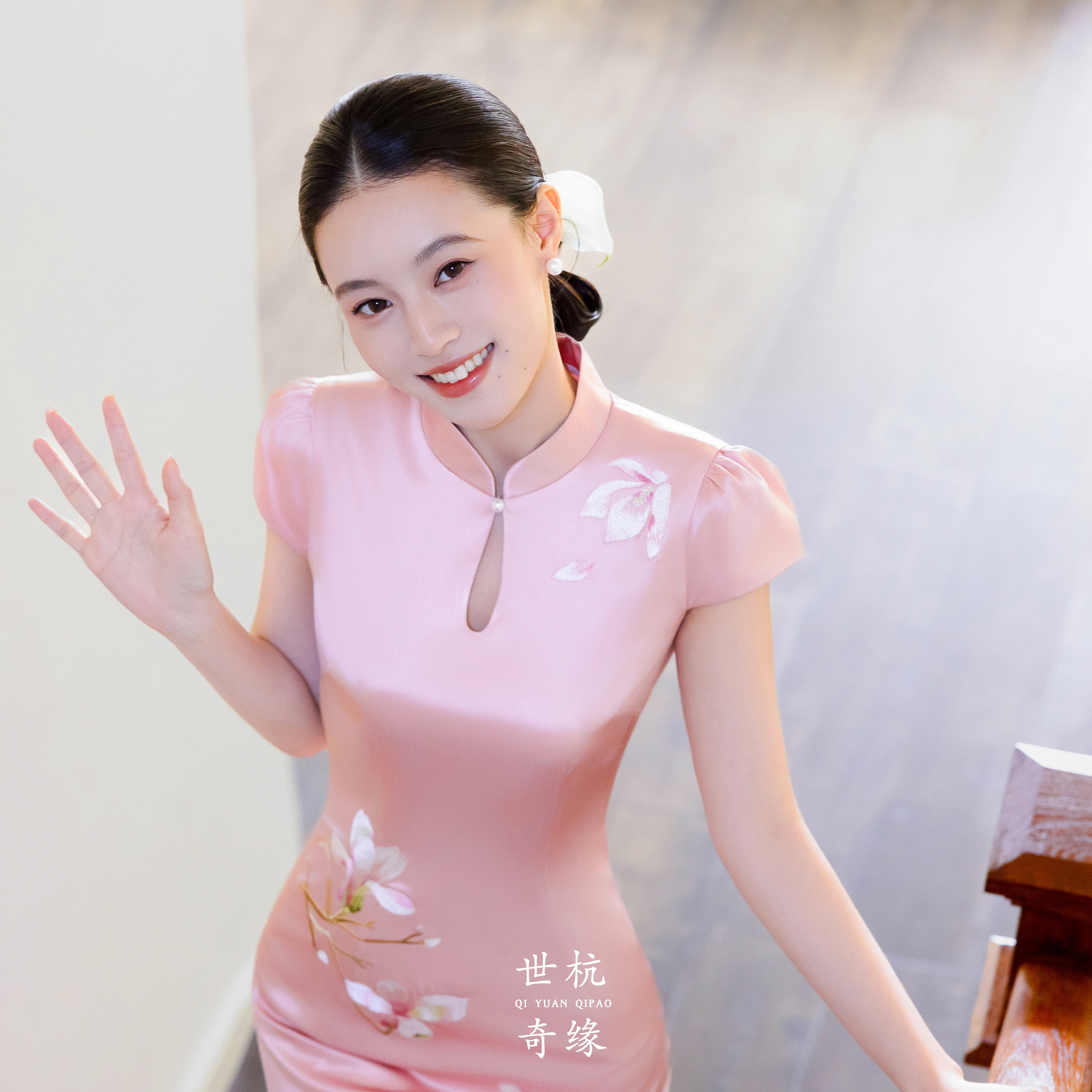 世杭奇缘新娘订婚高档醋酸粉旗袍