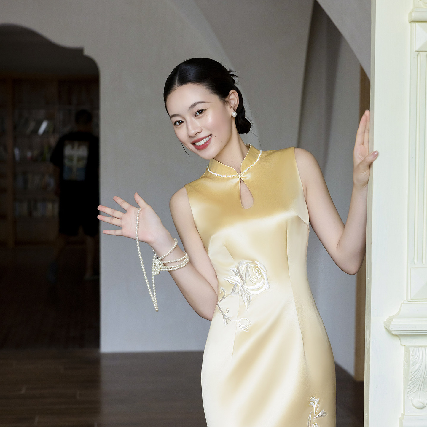 「致亦玫」金色醋酸刺绣新娘旗袍图片