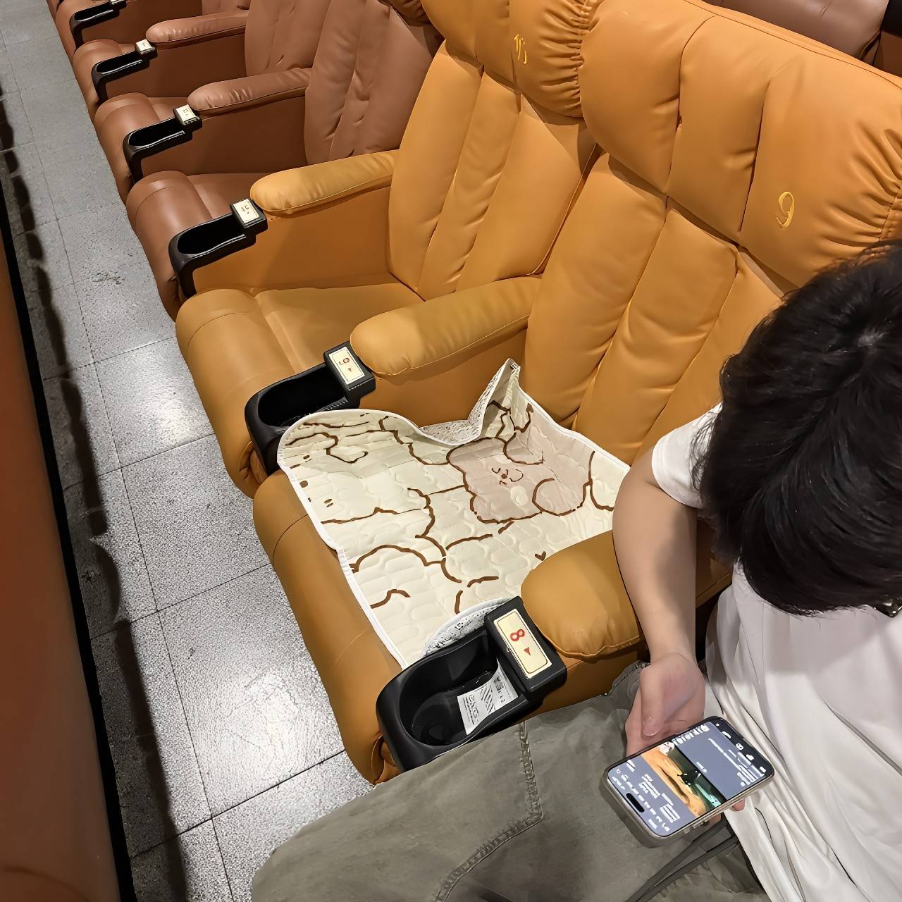 女生穿短裙外出便携坐垫电