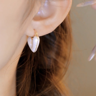 白色滴釉爱心耳扣耳环小巧精致小众设计感洋气耳钉女2023年新款潮