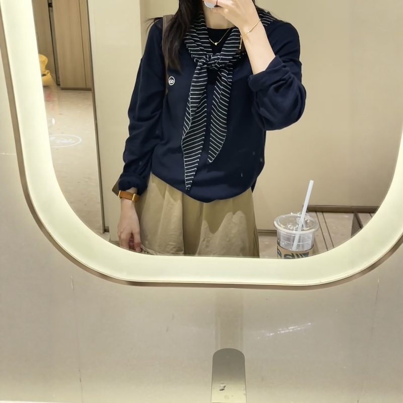 藏青色针织衫披肩搭配半身裙女