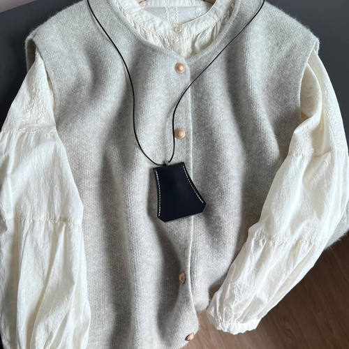 氛围感温柔刺绣衬衫叠穿针织马甲