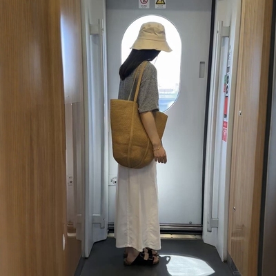 灰色条纹短袖T恤搭配亚麻半身裙