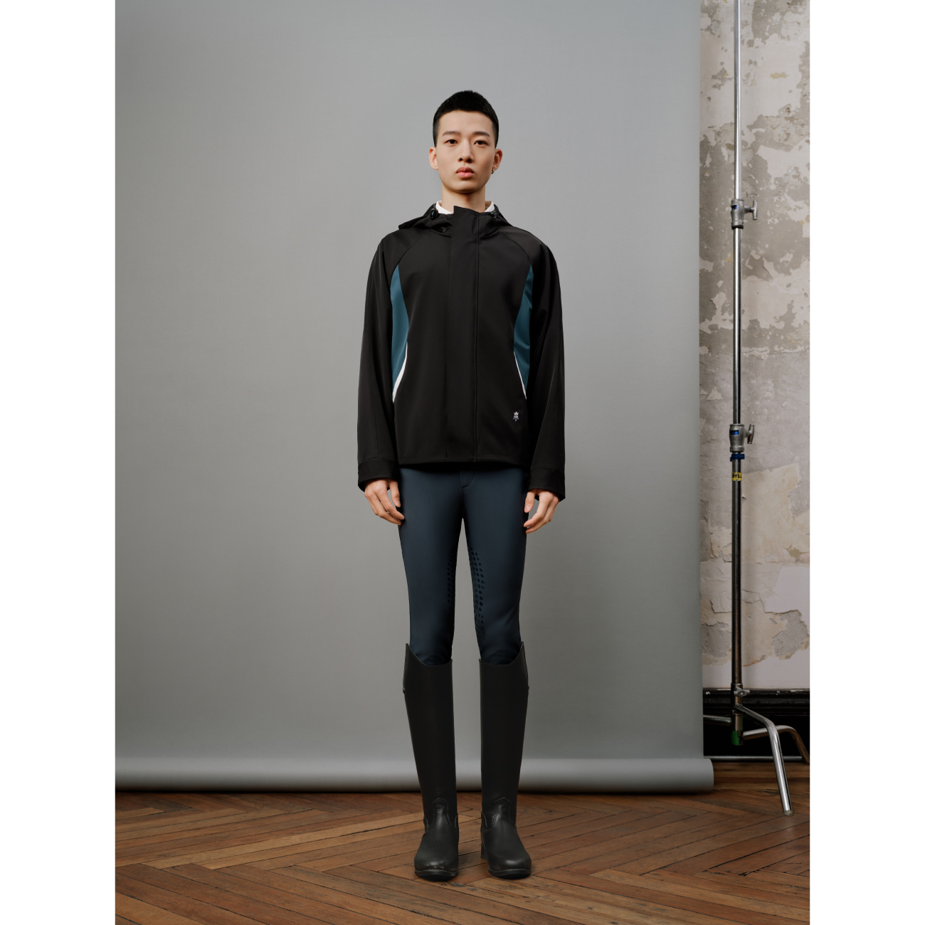 爱跃马男士轻量化连帽拼色夹克