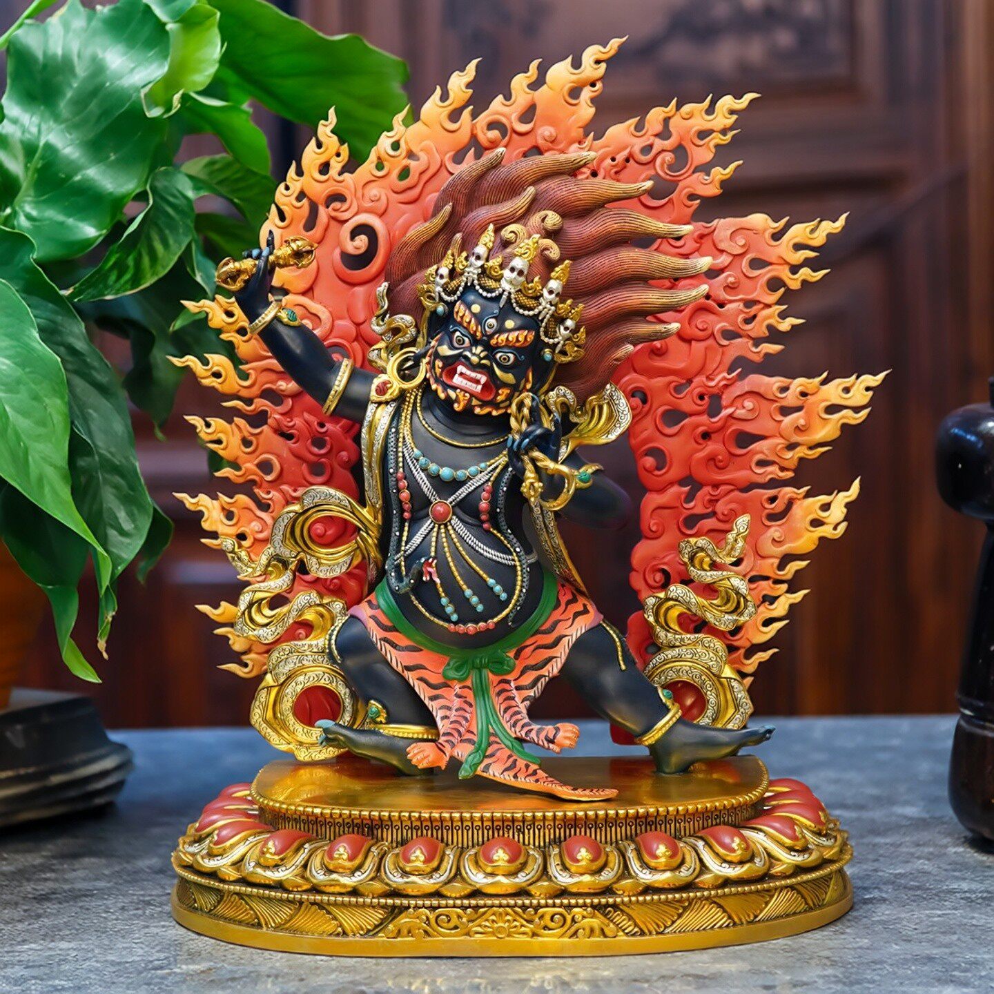 尼泊尔工艺精品彩绘热灼色金刚手菩萨佛像纯铜手工錾刻供佛摆件