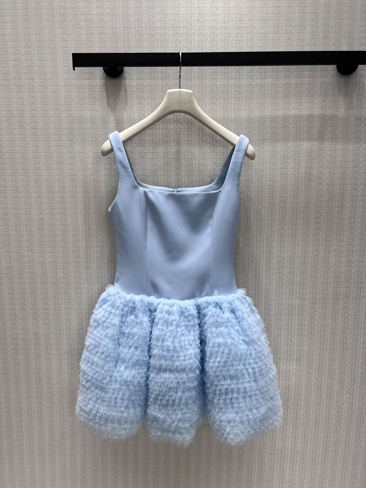 2026春夏新款极简优雅温柔精致少女感方领吊带层叠网纱蓬蓬连衣裙