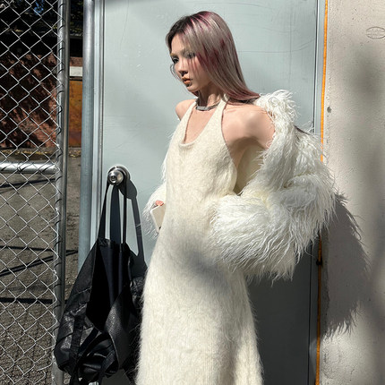 Common in 0120温暖氛围 毛绒挂脖打底修身连衣裙女高级针织长裙