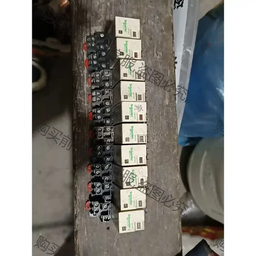 施耐de继电器RXM2LB2BD 24V+底座RXZE1M2C 先议价 拆机货包好