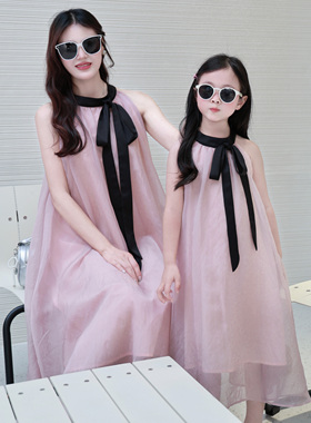 夏季三亚度假亲子装三亚度假连衣裙网红明星同款挂脖裙子沙滩裙