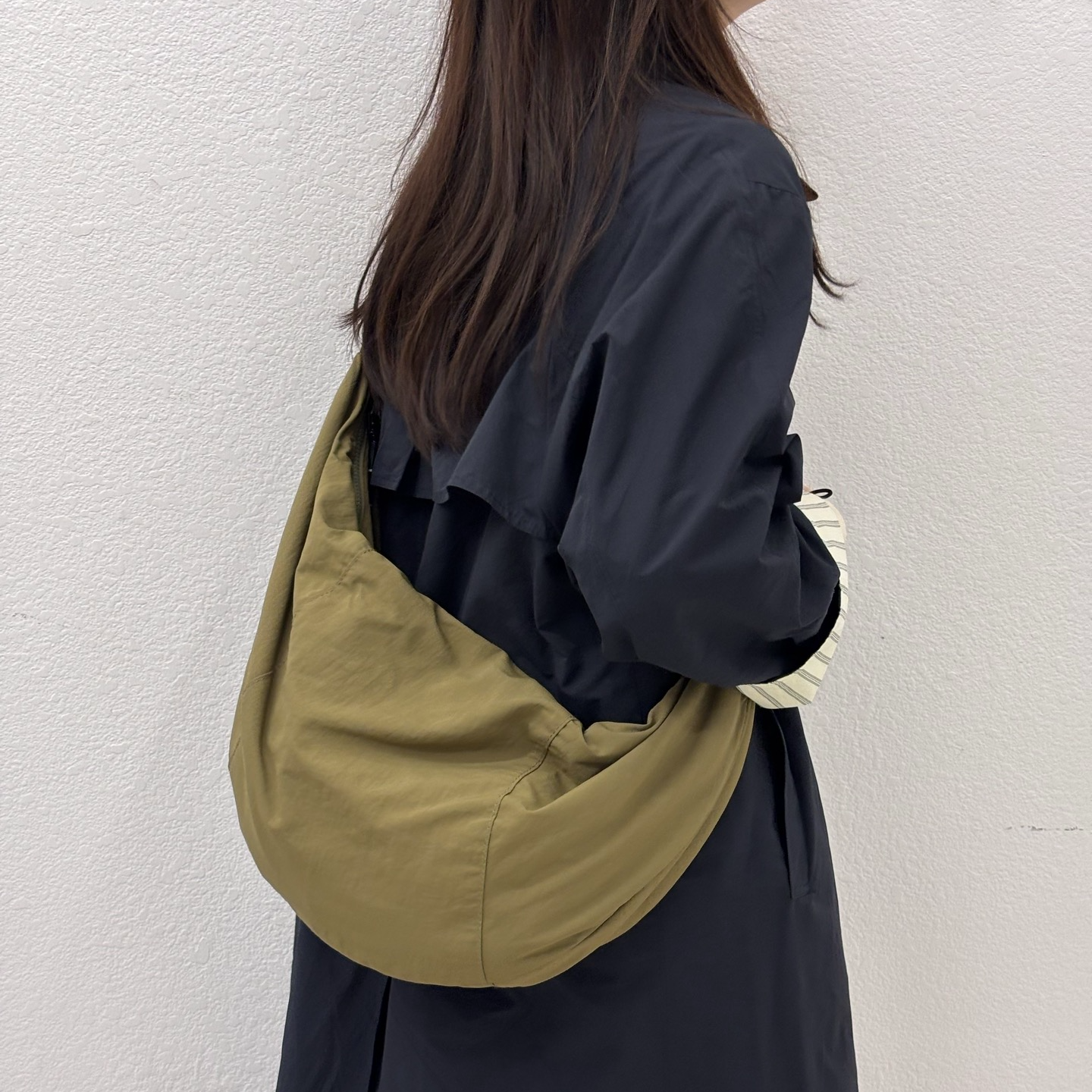 日系轻便百搭尼龙布月牙饺子包女休闲简约宽肩带大容量单肩斜挎包