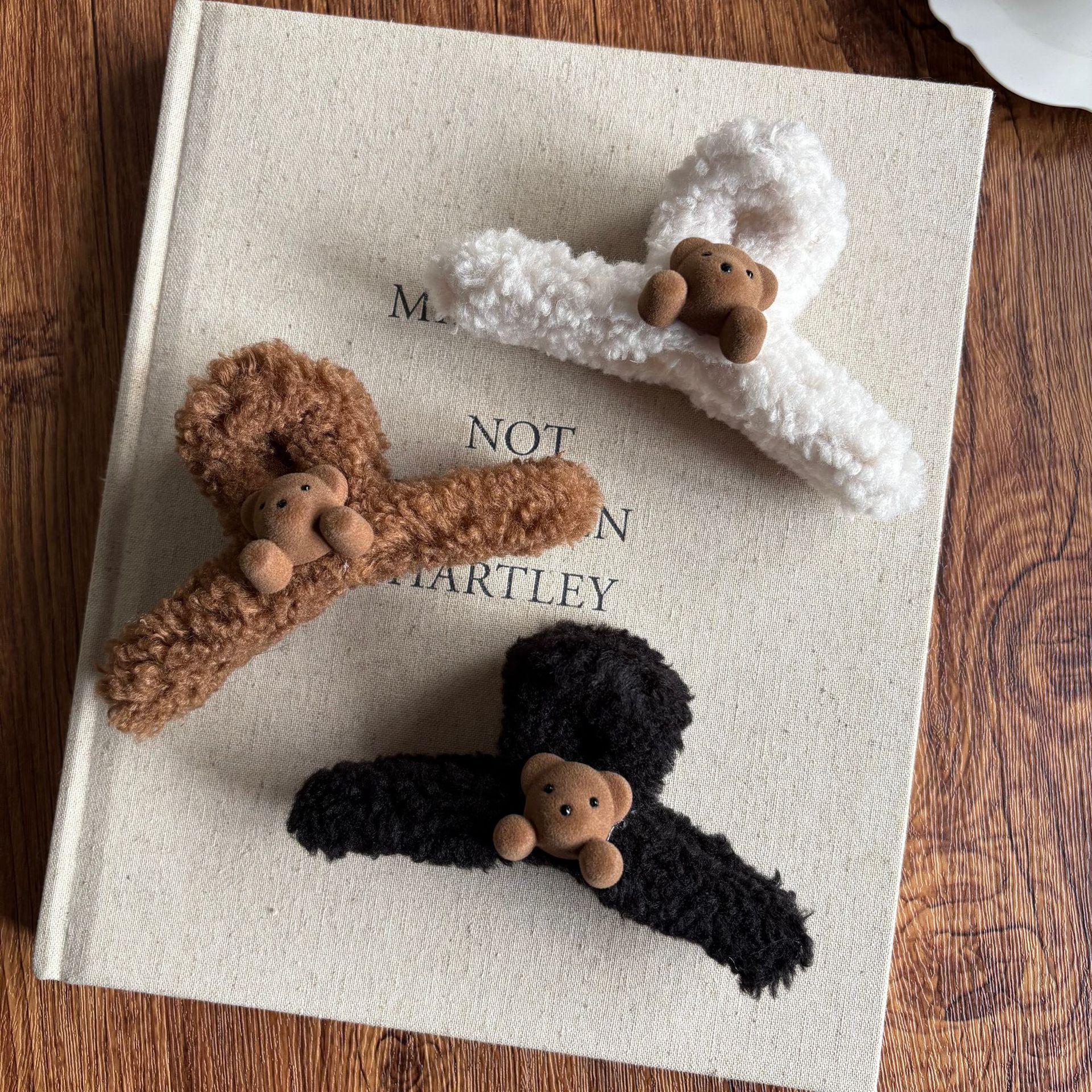 可爱小熊羊羔毛毛绒抓夹女秋冬气质甜美后脑勺盘发发抓鲨鱼夹发夹