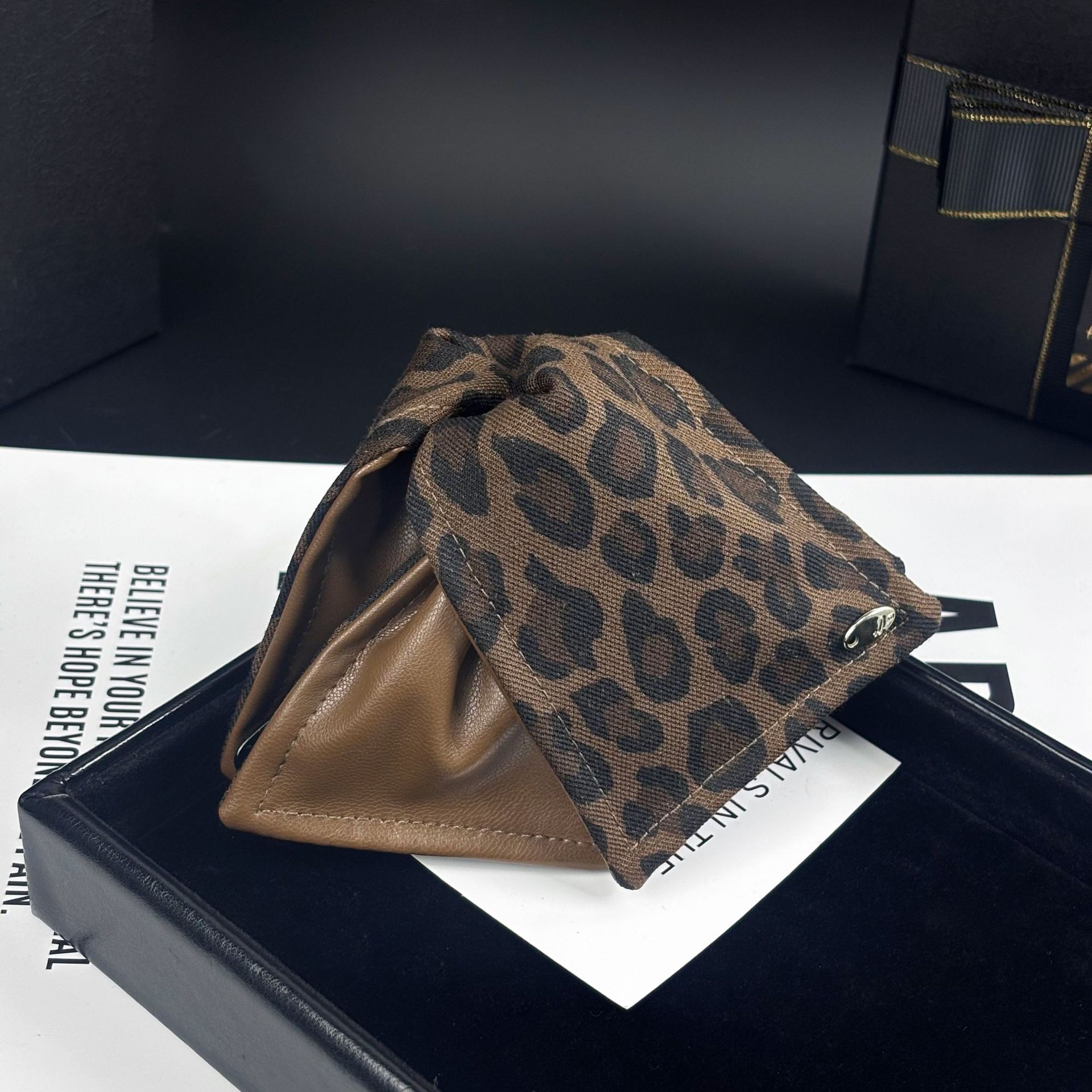 小众感皮革流沙豹纹发夹甜酷风秋冬感发夹后脑勺鲨鱼夹子