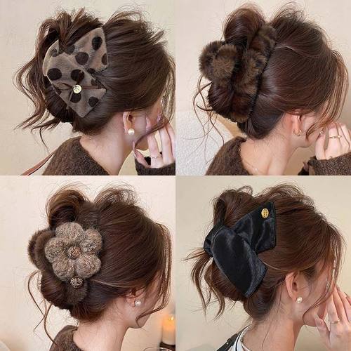 TKTK奶咖慕斯~三角抓夹女波点毛绒鲨鱼夹2025新款大号盘发夹秋冬