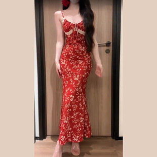 红色碎花吊带长裙子2026新款夏今年流行爆巨好看小众沙滩洋装女