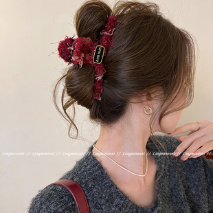 毛绒字母抓夹女小香风鲨鱼夹高级感大号发夹2025新款冬日盘发夹子