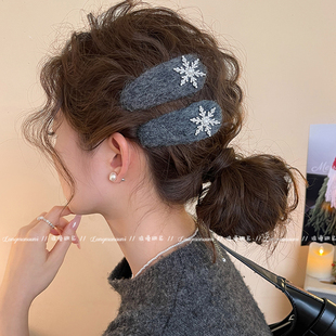 圣诞雪花毛绒发夹女2025新冬日氛围感侧边夹发卡高端刘海夹子发饰
