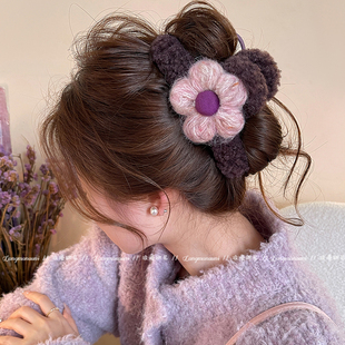 毛线花朵毛绒抓夹女2025新款秋冬鲨鱼夹高级感后脑勺大号发夹发饰