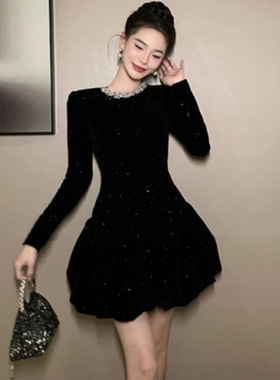 收腰显瘦A字裙秋冬2026新款高级感连衣裙黑色蓬蓬灯芯绒花苞裙