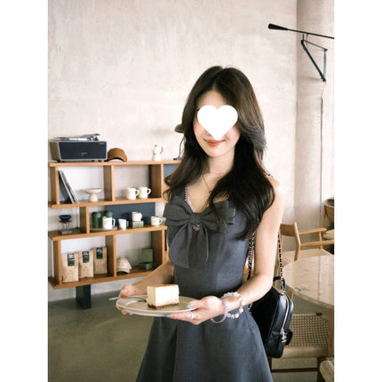高级感立体蝴蝶结装饰无袖连衣裙女气质名媛风掐腰显瘦小个子短裙
