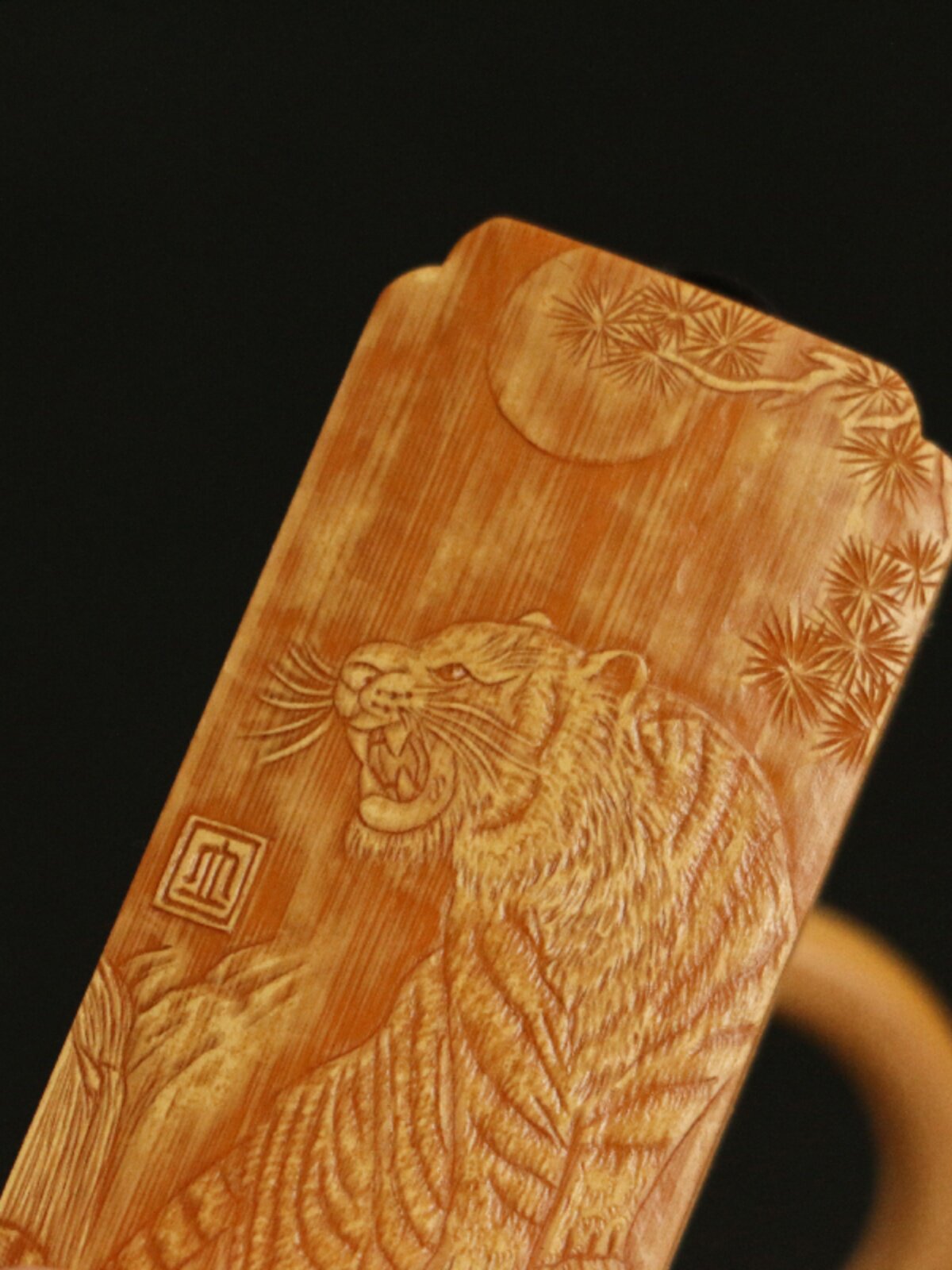 十几年玉竹老料东阳名家裘立刚纯手工精工雕刻"虎啸图"手牌把件