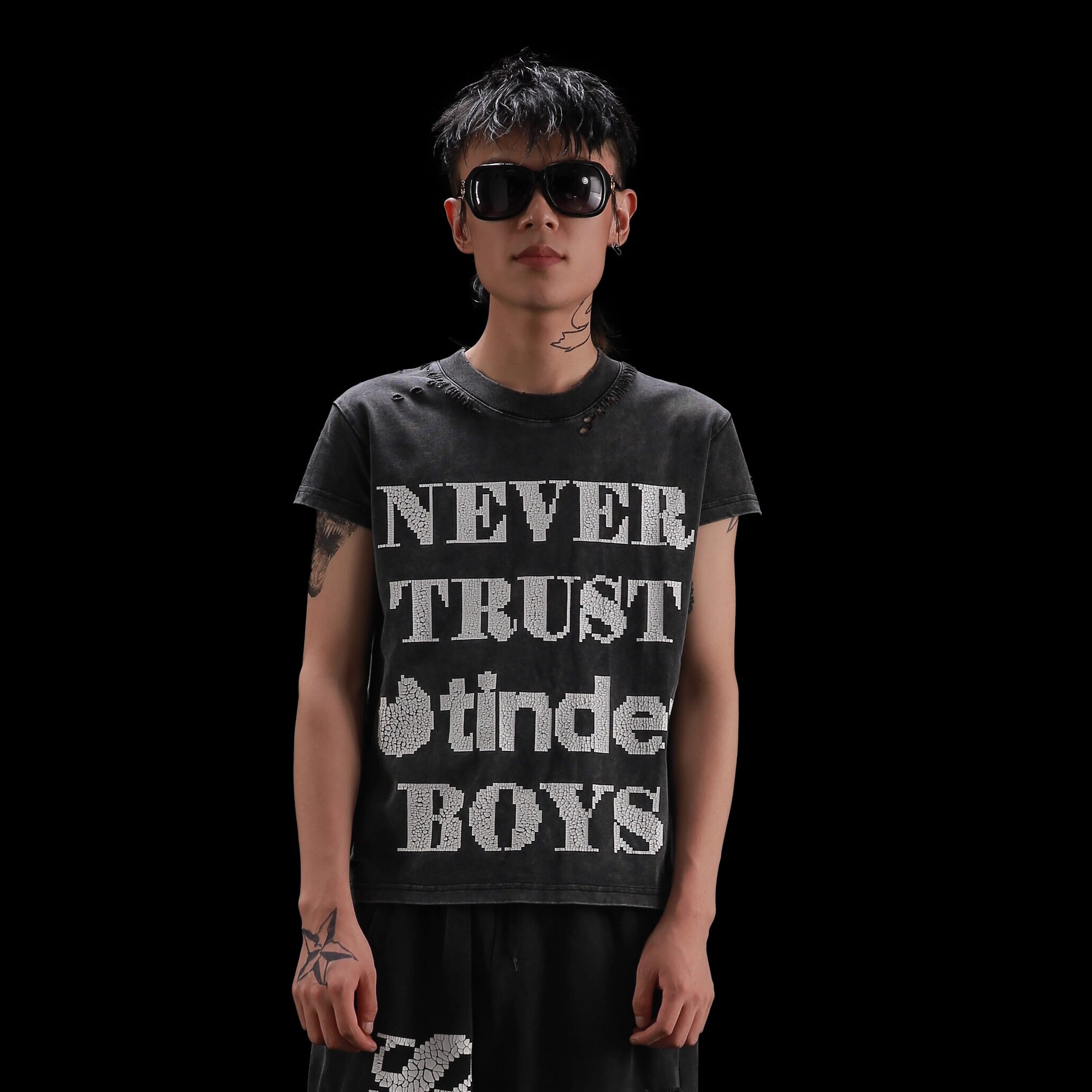 99CLUB原创TinderBoys270g重磅水洗割破龟裂印花短袖嘻哈男女情侣图片