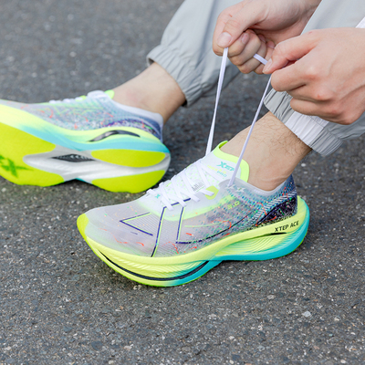 特步轻便透气跑步鞋碳板跑鞋