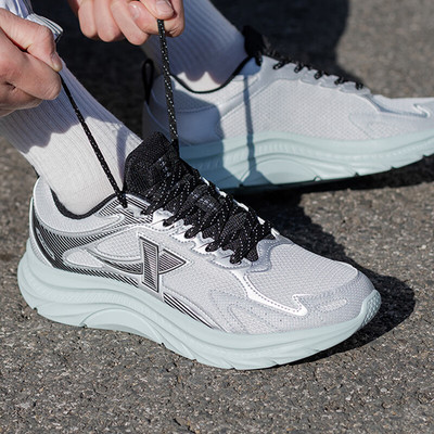 特步轻便透气跑鞋减震运动鞋