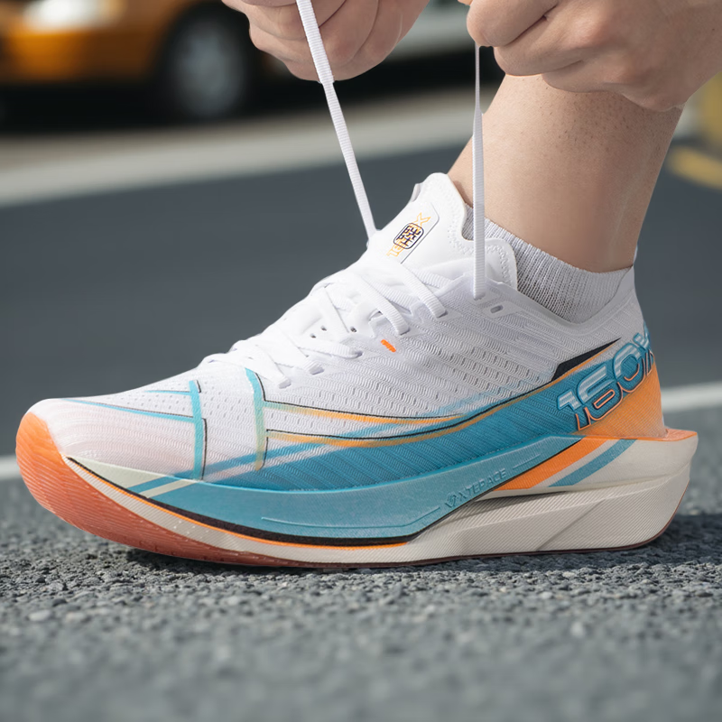 特步轻便透气跑步鞋碳板跑鞋