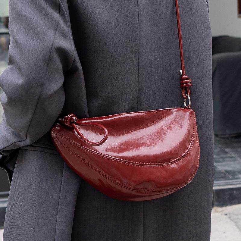 斜挎包女款小包红色饺子包2026年出门洋气夏季通勤小挎包流行马鞍