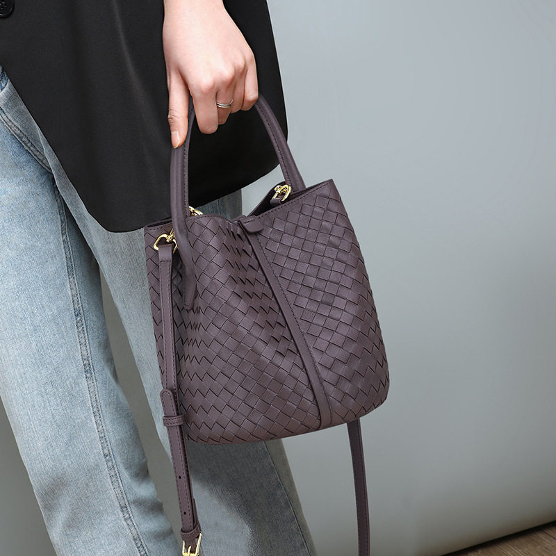 单肩包时尚斜挎包手提包水桶包菜篮子真皮女包通勤新款爆款小众