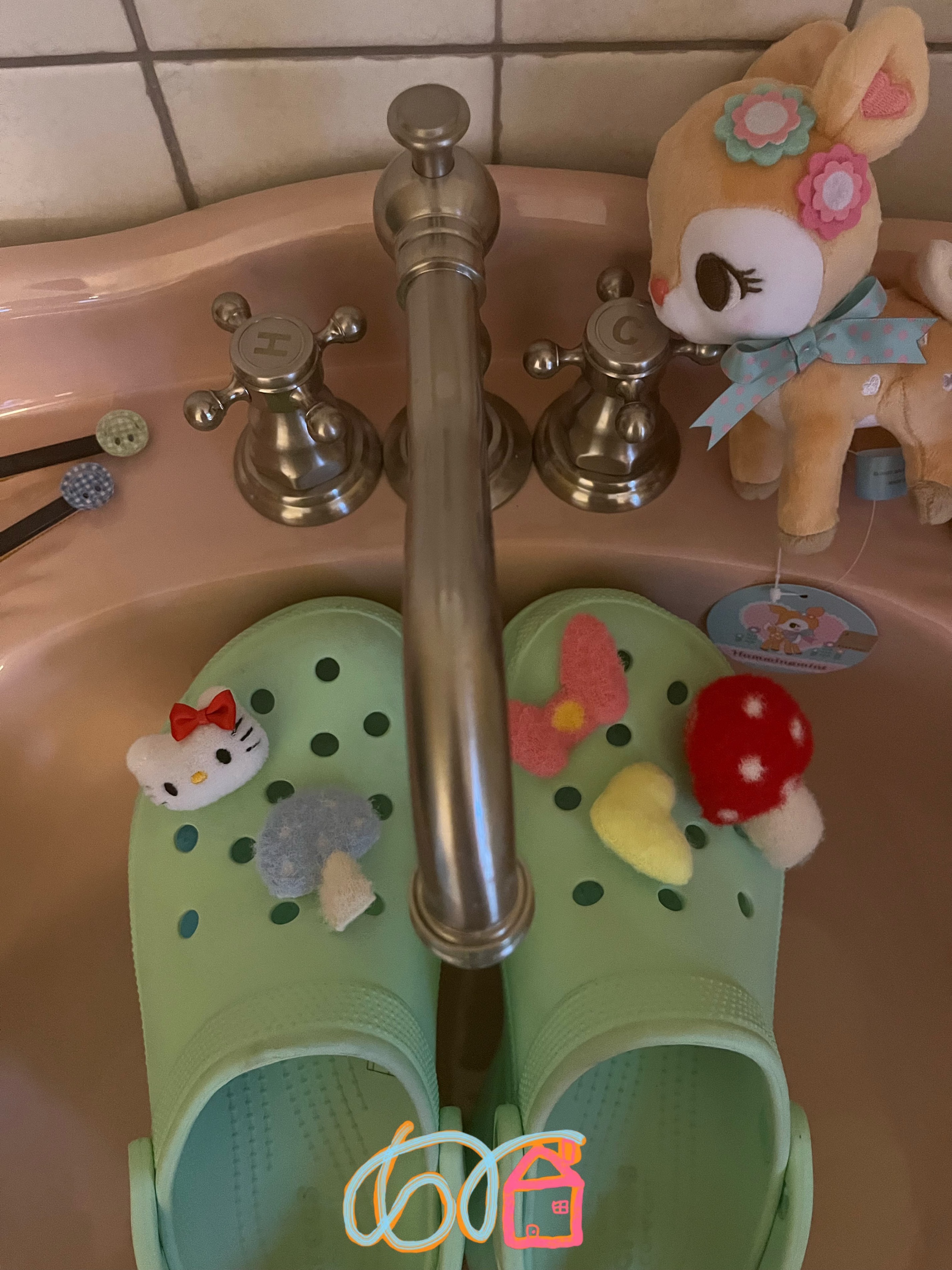 蘑菇元素可爱crocs色彩搭配
