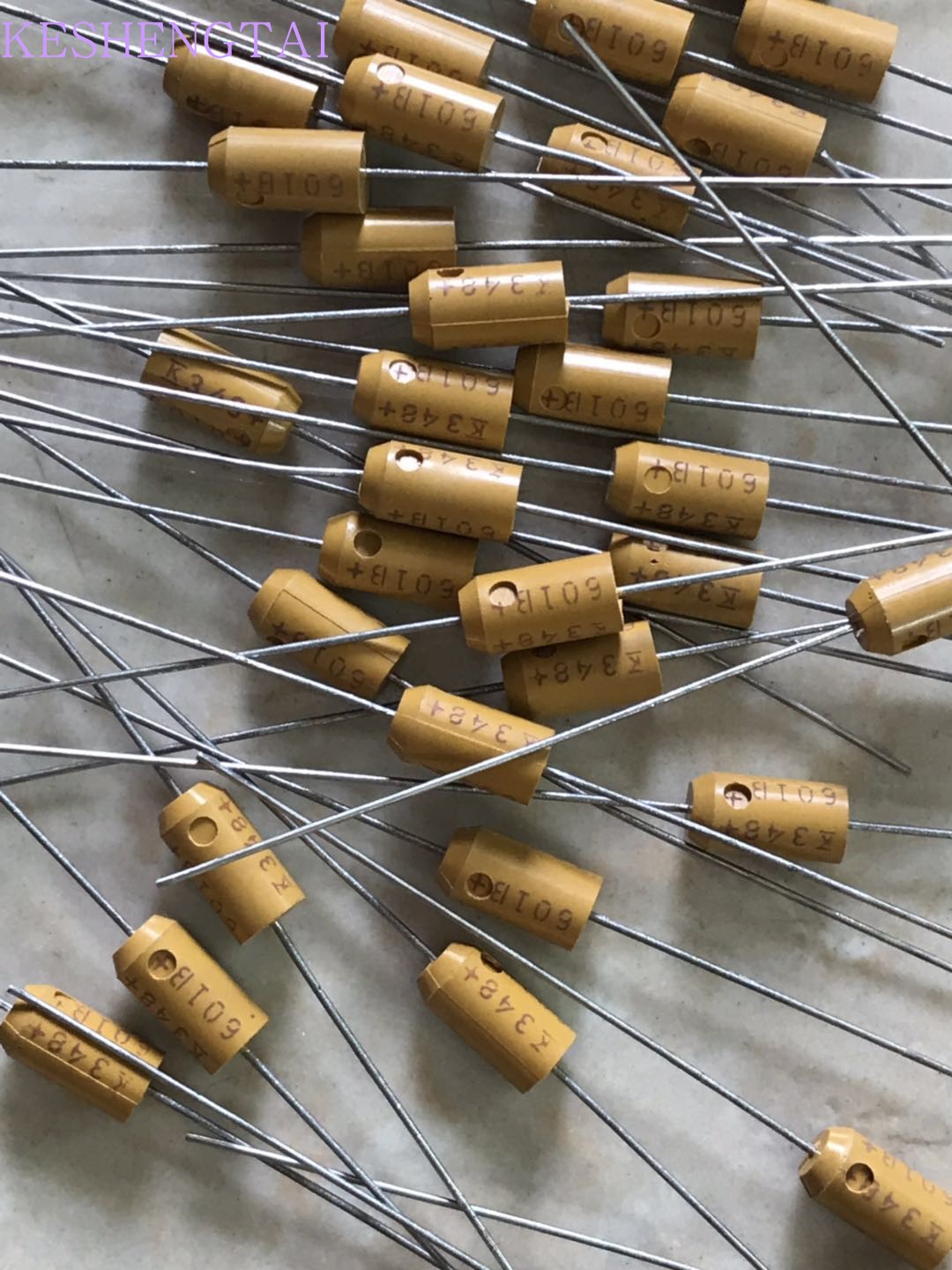 T322C106M020AS  KEMET基美 T322 20VAC10UF 106M 轴向钽电容