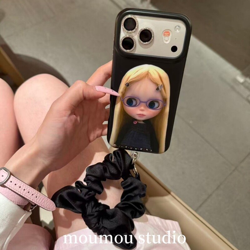 可爱黑底金发眼镜芭比娃娃适用苹果17promax新款iPhone