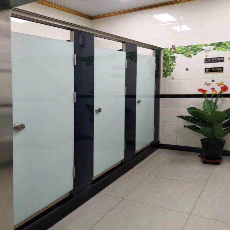 新款直销供应卫生间隔断 塑料淋浴PVC 防潮板厕所隔断 学校洗手间