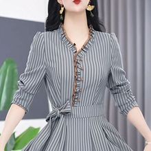 时尚条纹百搭A字连衣裙女2025年秋季新款V领系带长袖遮肚显瘦裙子