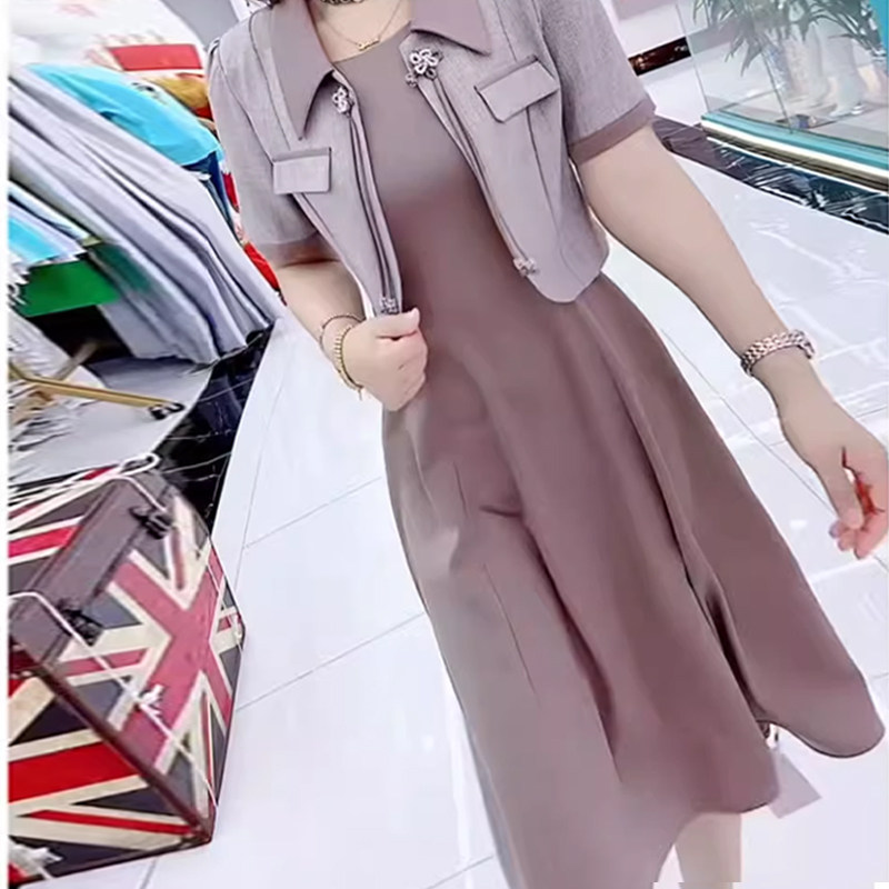 显瘦短款西装外搭裙子两件套图片