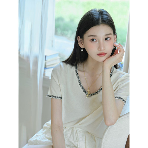 且可ChillCozy 南烟 “浪漫百搭T”天丝混纺贴花边短袖v领上衣女