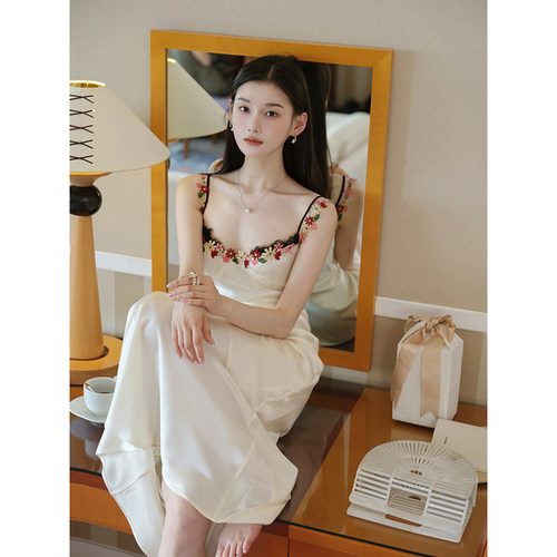且可ChillCozy 馥郁玫瑰 缎面醋酸混纺带内衣花边吊带连衣裙女夏