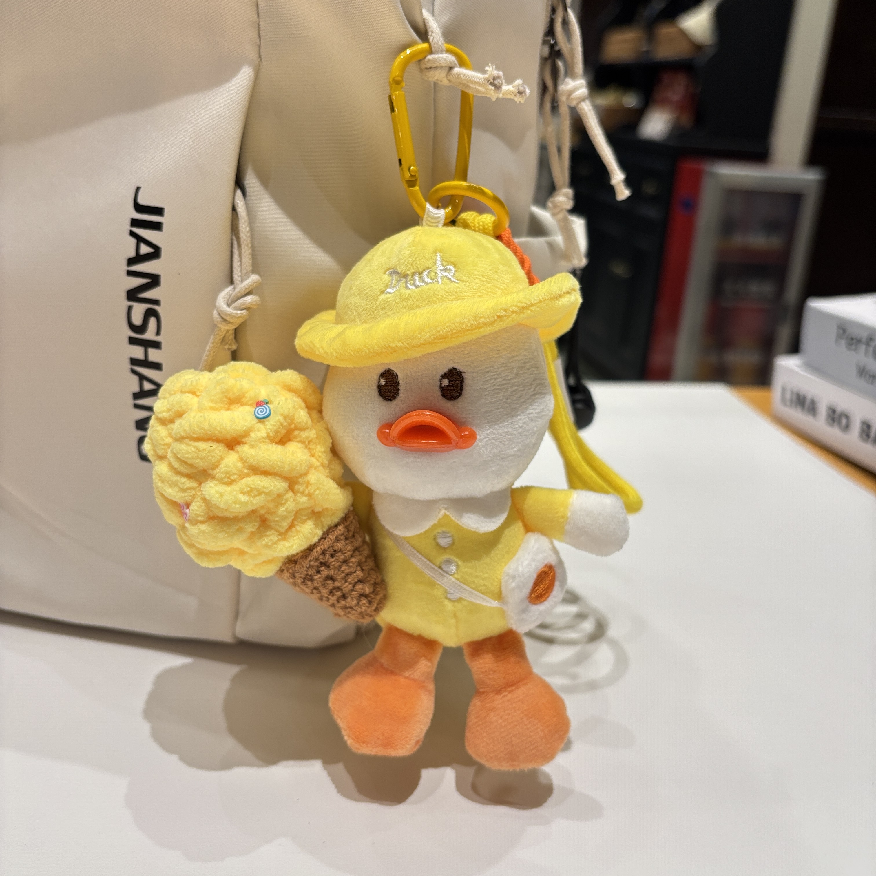 新款有钱鸭毛绒玩具公仔可爱小黄鸭抱冰淇淋包挂件钥匙扣包包挂饰