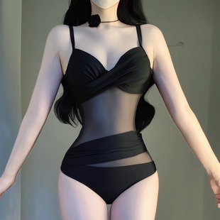 高级感连体泳衣女海边度假三角保守复古遮肚小胸聚拢泡温泉