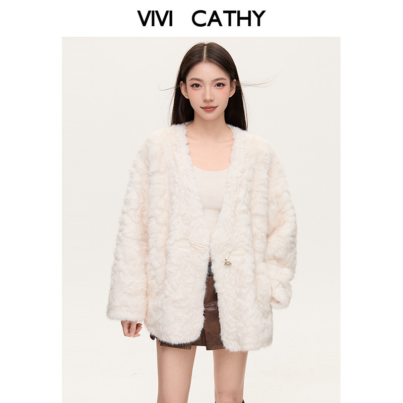 V领，微落肩，单颗仿皮革+金属搭扣，仿皮草