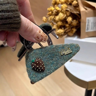 韩系新款 草莓毛毡三角头发抓夹发夹女高级感鲨鱼夹日常百搭发饰