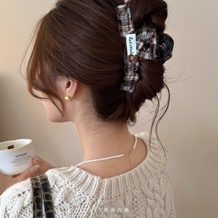 秋冬格纹可爱小熊抓夹女2025新款 发夹后脑勺夹子 高级感鲨鱼夹时尚